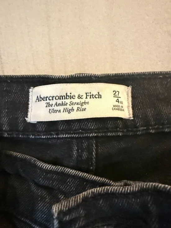 Abercrombie & Fitch - Ultra High Rise Ankle Straight Jean (4 XS) - Picture 3 of 4